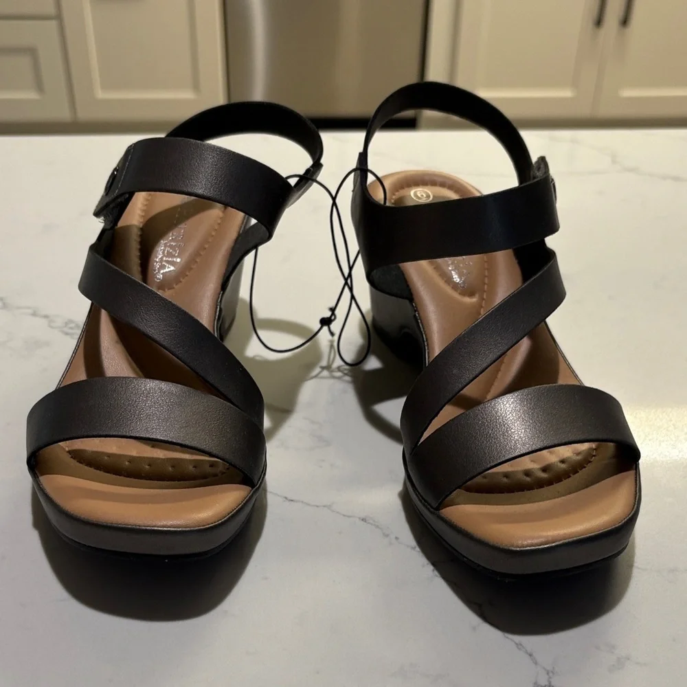 Chic  Strappy Women's Sandals New never worn - Picture 2 of 8